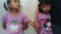 Maudi Aulia Jasmine (9) dan adiknya Maura Aurelia Jasmine (8), dengan telaten merawat ibunya yang terkena kanker payudara stadium akhir. (foto : Liputan6.com/edhie prayitno ige)