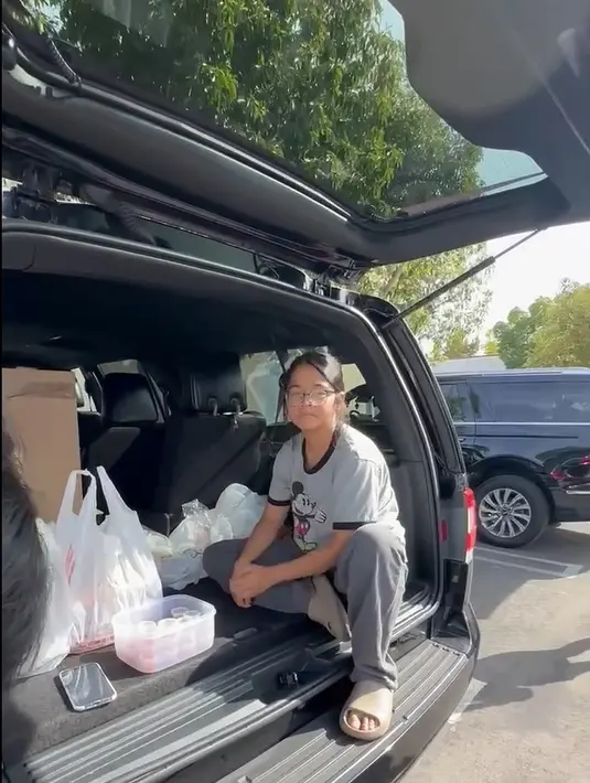 Cinta jualan dengan menggunakan mobil. Dari video yang diunggah, para pembeli merupakan orang dari Indonesia.  [Instagram/king_uyakuya]