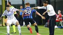 Pelatih Inter Milan, Antonio Conte, memberikan arahan kepada anak asuhnya saat melawan Atalanta pada laga Serie A di Stadion Gewiss, Sabtu (1/7/2020). Inter Milan menang 2-0 atas Atalanta. (Giuseppe Zanardelli/LaPresse via AP)