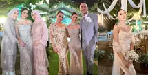 Raisa Andriana hadir di resepsi pernikahan Debi Sagita dan Marco Ivanos dengan floral maxi dress yang menawan. [@raisa6690]