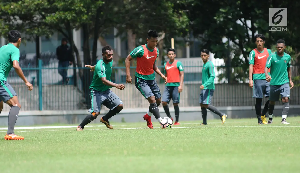 Sejumlah pemain Timnas Indonesia U-23 melakukan latihan di Lapangan ABC Senayan, Kompleks GBK, Jakarta, Selasa (20/2). Jelang berlaga di Asian Games 2018, pemain Timnas Indonesia U-23 kembali melakukan pemusatan latihan. (Liputan6.com/Helmi Fithriansyah)