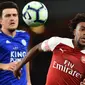 Striker Arsenal, Alex Iwobi, berusaha mengejar bola saat melawan Leicester pada laga Premier League Inggris di Stadion Emirates, London, Senin (22/10). Arsenal menang 3-1 atas Leicester. (AFP/Glyn Kirk)