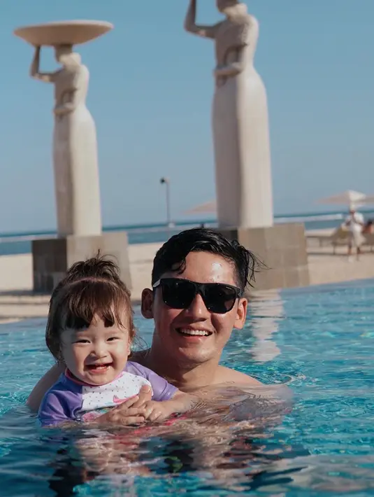 Meski sibuk membintangi berbagai sinetron, aktor Samuel Zylgwyn tetap memiliki waktu untuk menghabiskan waktu bersama keluarga. Terutama dengan baby Vechia yang pernah diajak Samuel untuk berenang nih. Imut dan lucu ya. (Liputan6.com/IG/@samuel_zylgwyn)