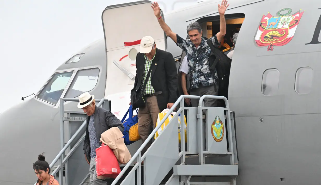 Warga negara Peru yang dipulangkan dari konflik antara Israel dan Hamas, turun dari pesawat kepresidenan Boeing 737 di pangkalan Angkatan Udara di Callao, Lima, pada 15 Oktober 2023. (CRIS BOURONCLE/AFP)