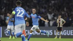 Penyerang Napoli, Giacomo Raspadori berselebrasi usai mencetak gol ke gawang Ajax pada pertandingan lanjutan grup A Liga Champions di stadion Diego Armando Maradona di Naples, Italia, Rabu, 12 Oktober 2022. Napoli menang telak atas Ajax 4-2. (Alessandro Garofalo/LaPresse via AP)