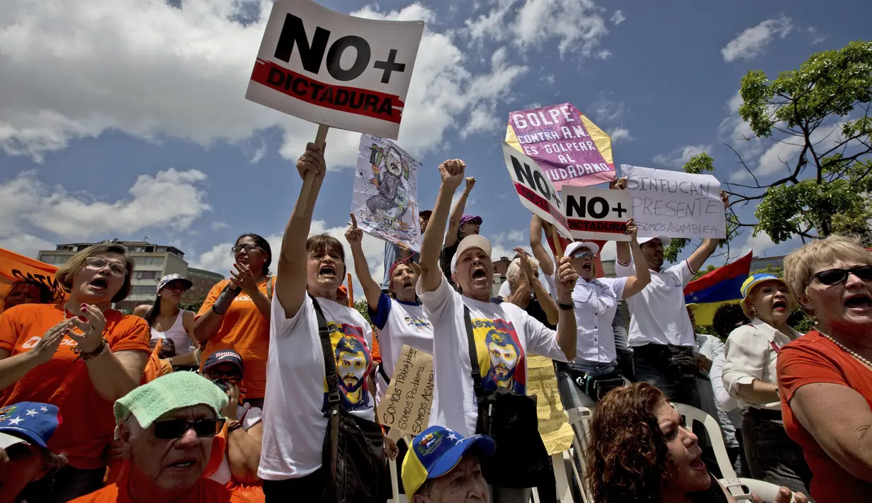 Warga Venezuela turun ke jalan memprotes keputusan Mahkamah Agung  yang mencabut kekuasaan dari Majelis Nasional, di Caracas, Venezuela, Sabtu (1/4). (AP Photo / Fernando Llano)