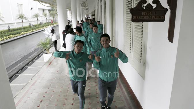 Ekspresi Evan Dimas dan Beny Wahyudi bersama para pemain Timnas Indonesia menuju ruangan pertemuan dengan Presiden RI, Joko Widodo di Istana Merdeka, (19/12/2016). (Bola.com/Nicklas Hanoatubun)