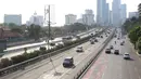 Kendaraan melintasi jalan protokol di Jakarta, Selasa (11/9). Libur tahun baru Islam yang dimanfaatkan warga Jakarta untuk berlibur menyebabkan kondisi lalu lintas Ibukota lebih lengang dibanding hari biasa. (Liputan6.com/Immanuel Antonius)