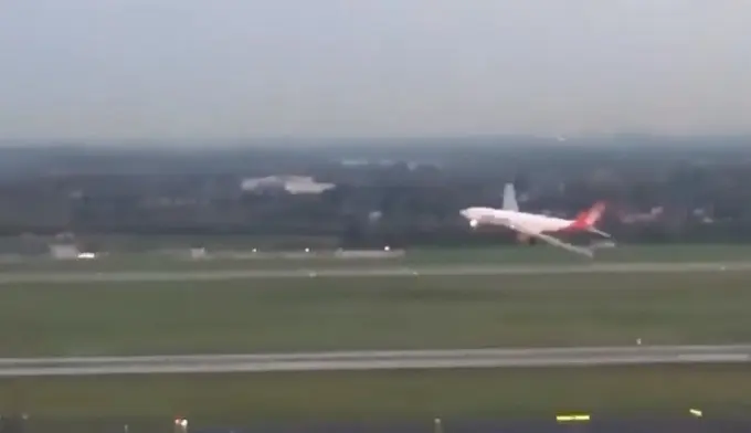 Detik-detik pilot Air Berlin melakukan manuver Go Arround di Bandara Miami (Capture/Flying ED)