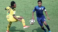 Arema FC U-19 kalah telak dari Barito Putera, Rabu (30/8/2017) di Stadion Kanjuruhan, Kabupaten Malang. (Bola.com/Iwan Setiawan)