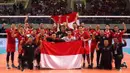 Para pemain, pelatih, dan official Timnas Voli Putra Indonesia merayakan kemenangan timnya usai berhasil menyabet medali emas SEA Games 2021 setelah mengalahkan tuan rumah Vietnam pada laga final yang berlangsung di Dai Yan Sports Arena, Quang Ninh Vietnam, Minggu, 22 Mei 2022. Skuat asuhan Jiang Jie berhasil menang telak dengan skor 3-0 (25-22, 25-18, dan 25-15). (Foto: Kemenpora/PP SIWO PWI/Erly Bahtiar)