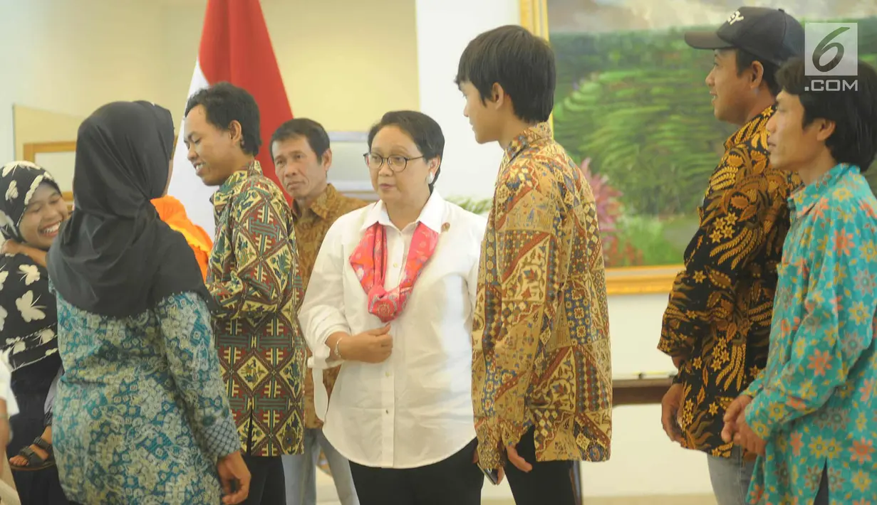 Menteri Luar Negeri RI Retno Marsudi tampak sedang berbincang bersama sejumlah ABK dan keluarganya saat pertemuan di Gedung Kemenlu, Jakarta (2/4). Mereka disandera sejak 23 September 2017 lalu. (Merdeka.com/Arie Basuki)