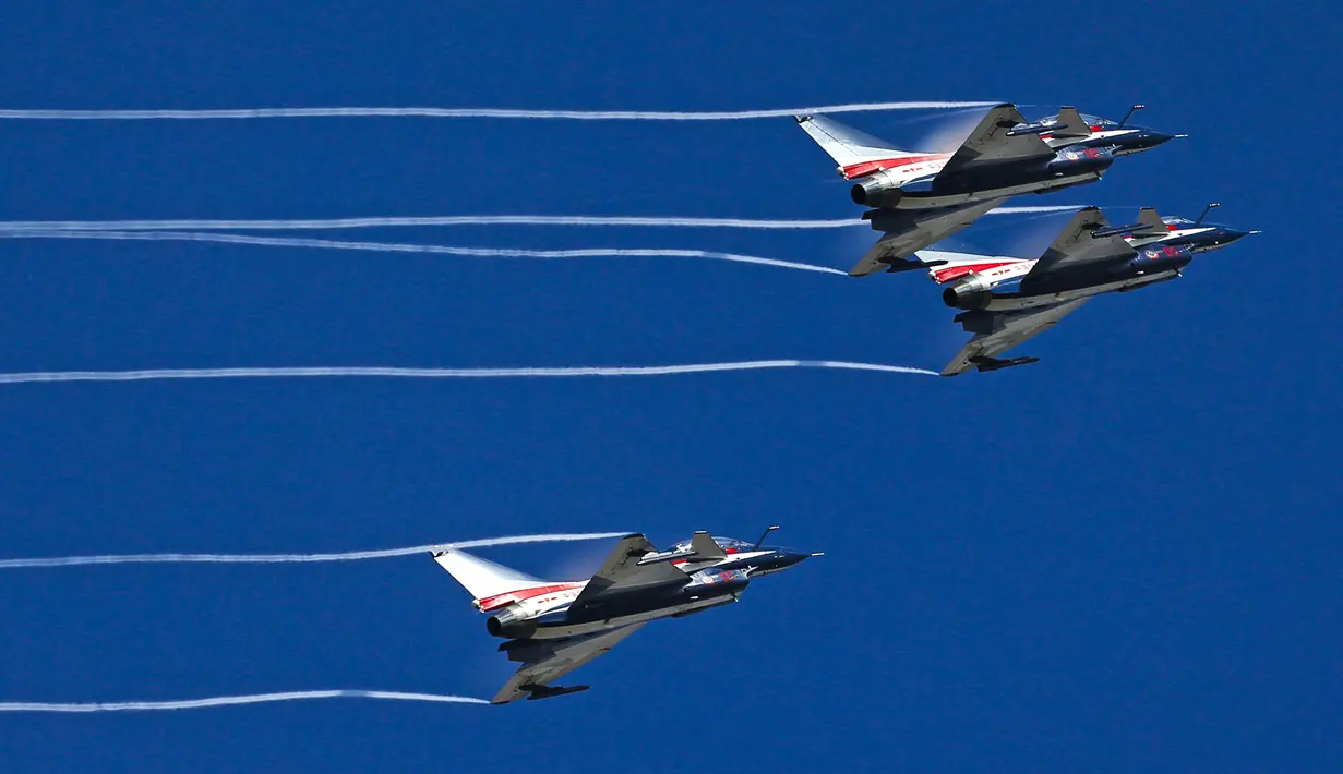 Pesawatb jet tempur Cina J - 10 bermanuver diatas udara di provinsi Nakhon Ratchasima, Thailand, (24/11).  Aksi jet tempur  ini dilakukan oleh tim The August 1st dari Cina. (REUTERS/Athit Perawongmetha)