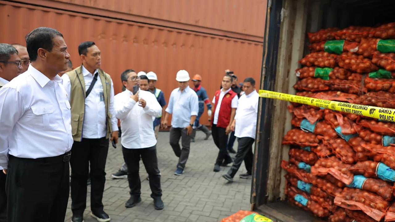 FOTO: Bawang Impor Ilegal Mengandung OPTK Dimusnahkan di Surabaya