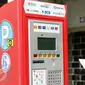 Petugas parkir melakukan transaksi dengan mesin terminal parkir elektronik (TPE) di jalan Sabang, Jakarta, Kamis (25/2). Pemprov DKI Jakarta berencana menambah mesin terminal parkir elektronik (TPE) atau parkir meter. (Liputan6.com/Yoppy Renato)