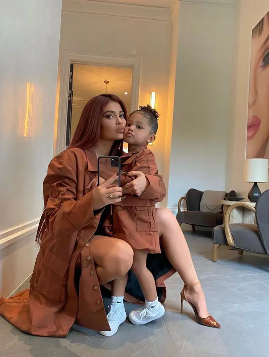 Outerwear berwarna bata dengan detail saku ini sangat cocok untuk digunakan saat mother-daughter shooping day, lho. (instagram/kyliejenner)