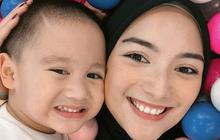 10 Potret Athar Anak Citra Kirana yang Makin Menggemaskan dengan Kepala Botak, Wajah Gantengnya Mirip Banget Rezky Aditya