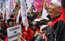 Hari kedua, demo buruh di Surabaya ricuh