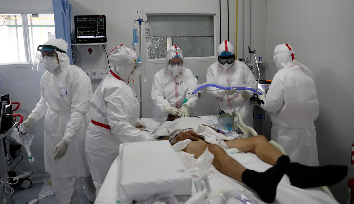 Dokter dan perawat menghubungkan ventilator ke pasien COVID-19 di ICU Rumah Sakit Nasional di Itagua, Paraguay, Senin (7/9/2020).  (AP Photo/Jorge Saenz)