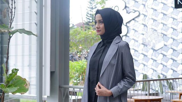 Koleksi Busana Muslim Nina Nugroho Berikan Tampilan Hijab
