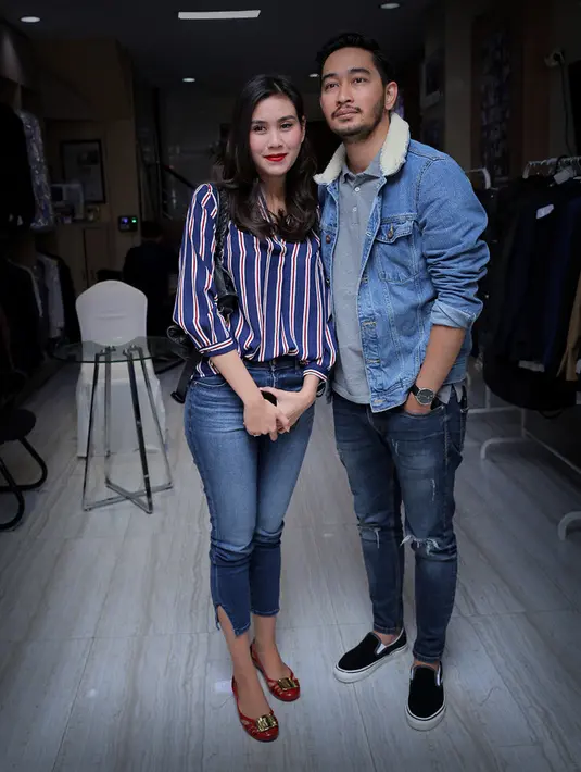 Jeje sedang menjalani fitting baju. Syahnaz ikut mendampingi calon suaminya. Pasangan ini akan mengusung konsep internasional pada pernikahanya nanti. (Deki Prayoga/Bintang.com)