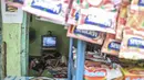 Aktivitas anak-anak di salah satu rumah kawasan perkampungan kumuh Semper, Cilincing, Jakarta, Selasa (12/10/2021). Data Badan Pusat Statistik (BPS) Provinsi DKI Jakarta per September 2021 mencatat, jumlah penduduk miskin di Ibu Kota mencapai 362 ribu jiwa. (merdeka.com/Iqbal S. Nugroho)