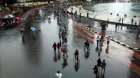 Warga tetap antusias hadir di CFD meski hujan mengguyur Ibukota. (@BPBDJakarta)