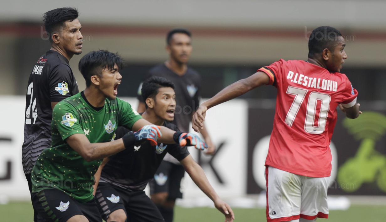 Pemain Persegres melakukan protes saat melawan Persija pada laga Liga 1 Indonesia di Stadion Patriot, Bekasi, Sabtu (14/10/2017). Persija menang 5-0 atas Persegres. (Bola.com/M Iqbal Ichsan)