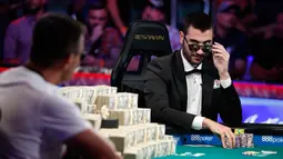 Pemain poker Dario Sammartino menatap Hossein Ensan saat bermain dalam final World Series of Poker di Las Vegas, Amerika Serikat, Rabu (17/7/2019). Kalah dari Ensan, Sammartino berhak membawa hadiah sebesar 6 juta dolar AS atau sekitar Rp 83.850.000.000. (AP Photo/John Locher)