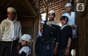 Masyarakat Baduy menunggu untuk menjalani vaksinasi Covid-19 di Desa Kanekes, Ciboleger, Kabupaten Lebak, Banten Kamis (14/10/2021). Tujuan vaksinasi Covid-19 untuk mempercepat kekebalan komunal (Herd imunity) mencegah penyebaran virus corona. (merdeka.com/Imam Buhori)