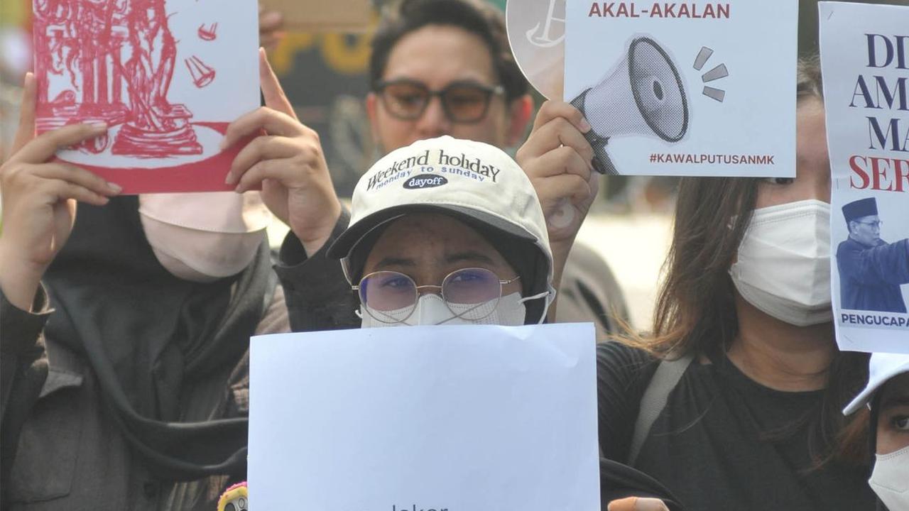 Dalam aksinya, demonstran menuntut KPU untuk mematuhi putusan Mahkamah Konstitusi (MK) terkait syarat usia calon kepala daerah dan ambang batas (threshold) pencalonan di Pilkada 2024.&nbsp;Foto: Merdeka.com/Imam Buhori