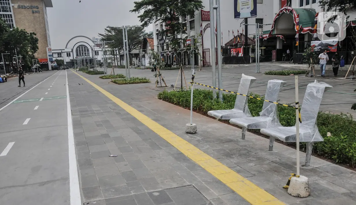 Fasilitas bangku masih terbungkus dan belum digunakan menunggu peresmian dari Pemprov DKI Jakarta di kawasan wisata Kota Tua, Jakarta Barat, Senin (22/8/2022). Proyek revitalisasi jalur pedestrian Kota Tua yang diharapkan dapat meningkatkan kenyamanan bagi pejalan kaki dan pengguna sepeda serta mewujudkan kawasan rendah emisi tersebut saat ini telah rampung dikerjakan. (merdeka.com/Iqbal S. Nugroho)