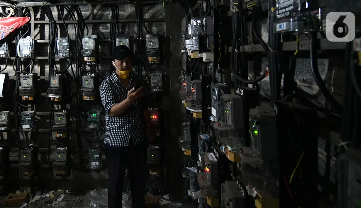 Seorang pria memasukkan pulsa token listrik di Rumah Susun Bendungan Hilir 2, Jakarta, Rabu (20/1/2021). Pemerintah memperpanjang Program Pemulihan Ekonomi Nasional (PEN) Sektor Ketenagalistrikan berupa subsidi listrik hingga Maret 2021, yang dapat diklaim mulai 7 Januari. (Liputan6.com/Herman Zakha