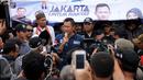 Cagub DKI Jakarta, Agus Harimurti Yudhoyono (AHY) saat blusukan di kawasan Kampung Pulo, Jakarta, Selasa (27/12). AHY datang ke tempat tersebut untuk mendengarkan keluhan warga. (Liputan6.com/Gempur M Surya)