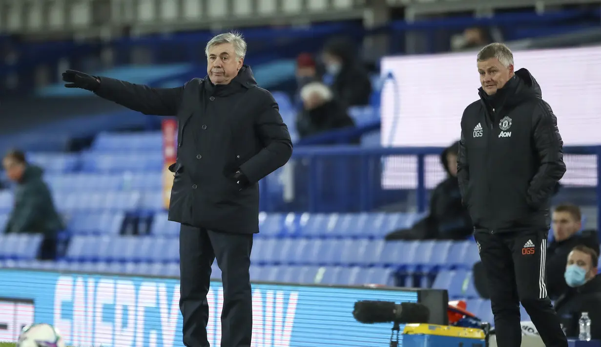 Pelatih Everton, Carlo Ancelotti (kiri) dan pelatih Manchester United, Ole Gunnar Solskjaer menyaksikan pemainnya bertanding pada babak perempat final di Goodison Park, Kamis (24/12/2020). (AP Photo/Nick Potts,Pool)