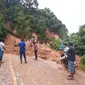 Bencana tanah longsor terjadi di Gunung Banggele, dan menutup jalan trans Sulawesi di Desa Tanjung Buaya, Bolangitang Barat, Kabupaten Bolaang Mongondow Utara (Bolmut). (Foto: Liputan6.com/Arfandi Ibrahim)