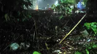 Sampah di Kampung Melayu akibat banjir kiriman dari Bogor (Liputan6.com/ Ika Defianti)