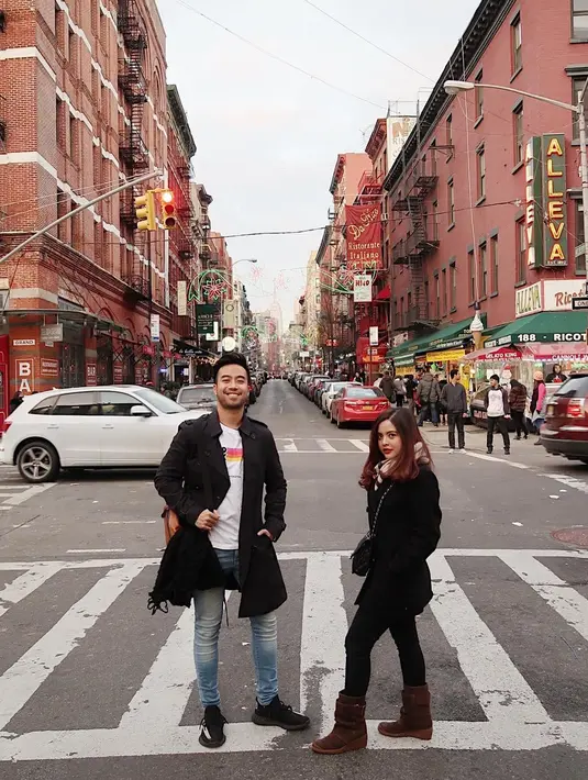 Untuk yang satu ini,Tasya Kamila tampil kompak dengan Vidi Aldiano, yakni memakai parka berwarna hitam. Tasya pun menambahkannya dengan memadukan scarf di leher serta sepatu bootsnya. (Instagram/tasyakamila)