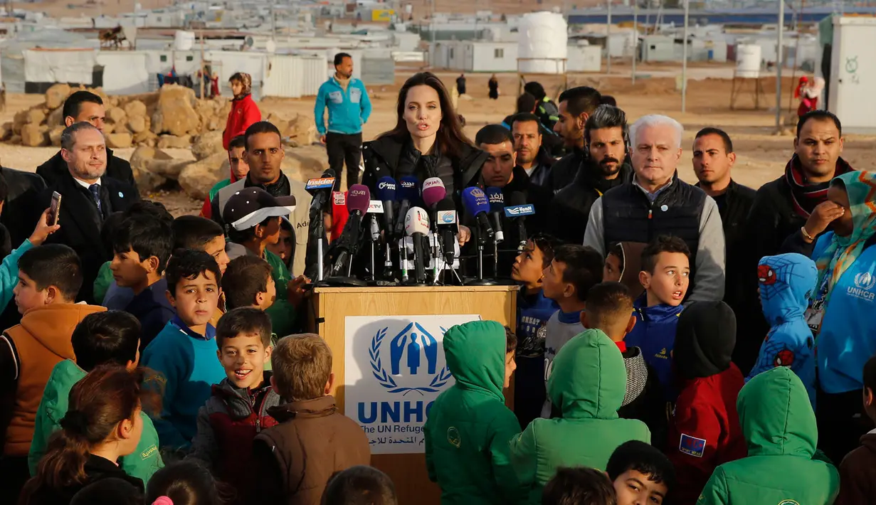 Utusan khusus lembaga pengungsi PBB, aktris Angelina Jolie mengadakan konferensi pers saat berkunjung ke Kamp Pengungsi Zaatari di Mafraq, Yordania, Minggu (28/1). Konflik Suriah sudah berlangsung sekitar delapan tahun terakhir. (Khalil MAZRAAWI/AFP)