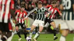 Pemain Manchester United, Rasmus Hojlund (tengah) mendapat tekanan dari pemain Brentford Vitaly Janelt (kiri) dan Kristoffer Ajer saat pertandingan sepak bola Liga Premier Inggris di Gtech Community Stadium, London, Sabtu, 30 Maret 2024. (AP Photo/Ian Walton)