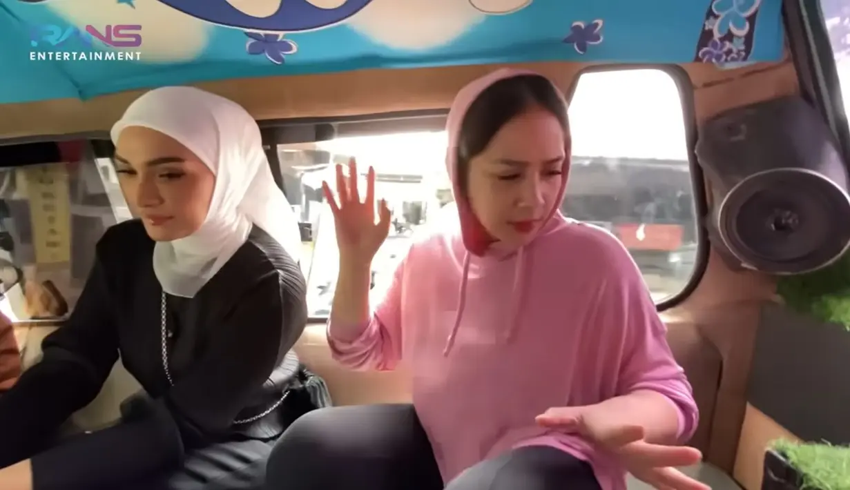 Gigi tampak kaget saat ada goncangan yang membuat tubuhnya sedikit oleng. Ia lantas mencari Seat Belt."Astaghfirullahaladzim, ini gak ada safety belt-nya ya?" kata Gigi yang terlihat panik. [Youtube/Rans Entertainment]