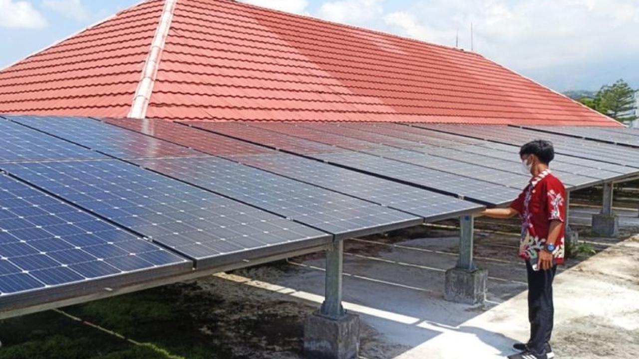 PLTS Atap Disnakkan Magetan: Inovasi Energi Bebas Emisi dan Penghematan Anggaran