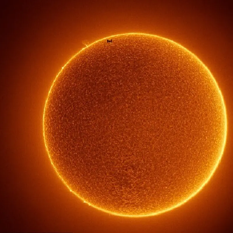 ISS Melintasi Matahari