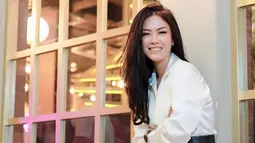 Nita Gunawan pun mempertanyakan seberapa mirip dirinya dengan Agnez Mo kepada Deddy Corbuzier. Menurut Deddy, hal yang paling membuat Nita mirip dengan Agnez adalah saat dia tertawa. (Instagram/nitagunawan09)