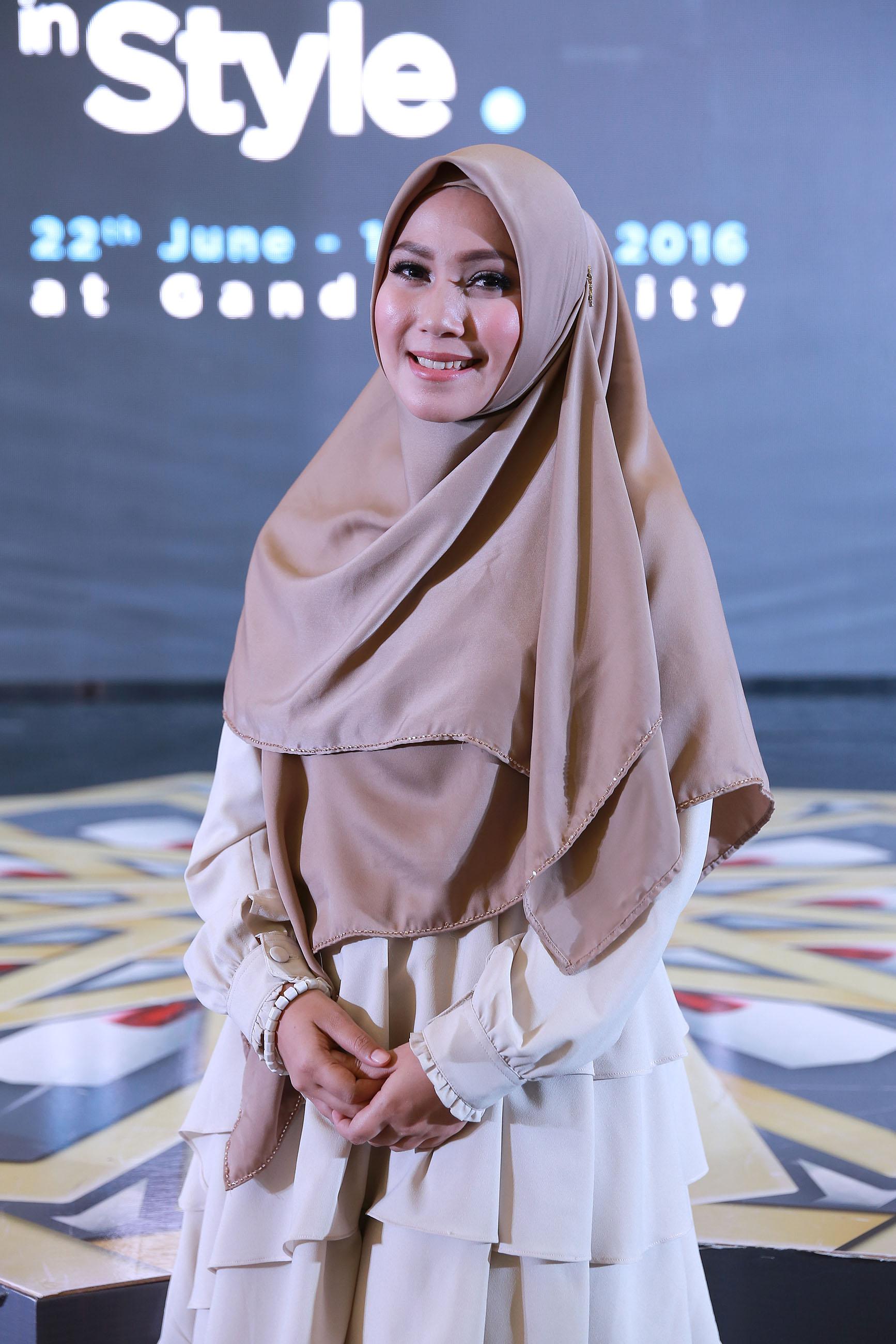 Kabar itu berhembus saat suaminya, dijebloskan ke penjara lantaran kasus penipuan berkedok pengobatan dan pencurian perhiasan. Akibatnya, ia mendekam dipenjara hingga akhirnya bebas pada akhir 2014 silam. (Galih W. Satria/Bintang.com)