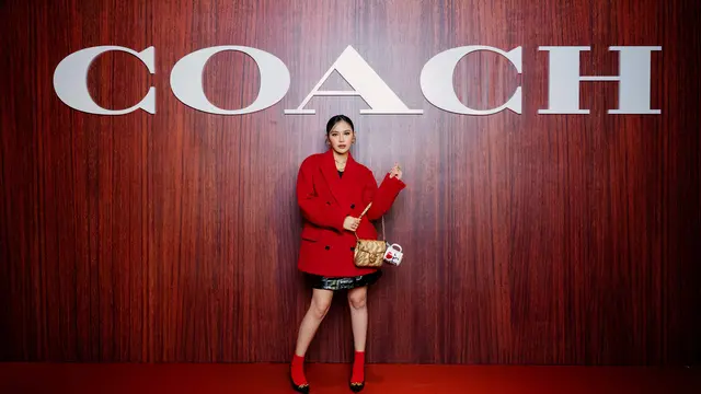 6 Gaya Bold dan Elegan Mahalini Hadiri Acara Coach Kuala Lumpur, Pose Bareng Glenn Yong hingga Nanon Korapat