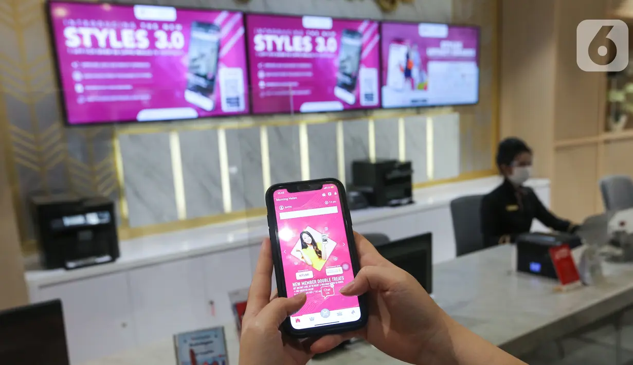 Pengunjung menunjukkan aplikasi Styles terbaru versi 3.0 di Styles Lounge Lippo Mall Puri, Jakarta, Jumat (19/03/2021). Tampilan desain yang modern dan trendi untuk memudahkan pengguna dan memperkuat identitas dengan warna magenta sebagai brand identity color. (Liputan6.com/Fery Pradolo)