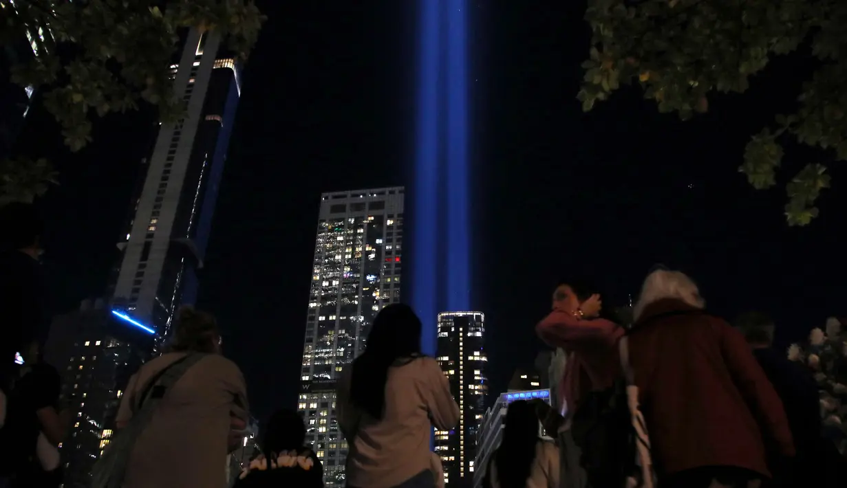 Setiap tahunnya, orang-orang berkumpul di sekitarnya untuk memperingati peristiwa 9/11. Tribute in Light menerangi malam untuk menjadi pengingat akan kehilangan yang mendalam serta kekuatan manusia untuk bangkit kembali dari kegelapan. (Leonardo Munoz/AFP)