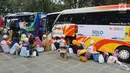 Peserta BNI Digimudik 2018 bersiap melakukan perjalanan jelang pelepasan di TMII, Jakarta, Jumat (8/6). BNI mengantarkan para pemudik bus ke tujuh jurusan atau kota besar di Jawa serta tiga kota di Sumatera. (Liputan6.com/Arya Manggala)