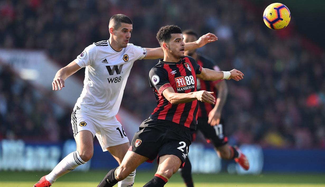 Dominic Solanke. Striker Inggris berusia 24 tahun yang sejak tengah musim 2018/2019 membela Bournemouth ini didatangkan Liverpool dari Chelsea U-23 pada awal musim 2017/2018 dengan status bebas transfer. Nyatanya, selama 1,5 musim ia hanya tampil dalam 21 laga di Liga Inggris dengan raihan 1 gol. Pada tengah musim 2018/2019 ia dilepas permanen ke Bournemouth dan kembali menemukan penampilan terbaiknya. Hingga kini ia telah tampil dalam 128 laga di Liga Inggris bersama Bournemouth dengan mencetak 47 gol. (AFP/Glyn Kirk)